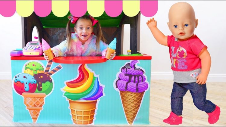 Sofiya-i-papa-igrayut-v-detskij-magazin-morozhenogo-Sofia-Pretend-play-selling-plastic-ice-cream