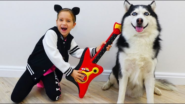 Sofiya-igraet-na-Muzykalnyh-instrumentah-Sofia-Plays-with-Kids-Toys-Musical-Instruments