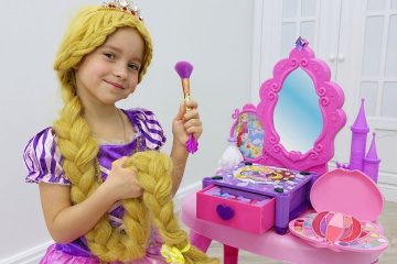 Sofiya-kak-Rapuntsel-naryazhaetsya-i-delaet-makiyazh-Sofia-Pretend-Play-Dress-Up-Kids-Make-Up-Toys