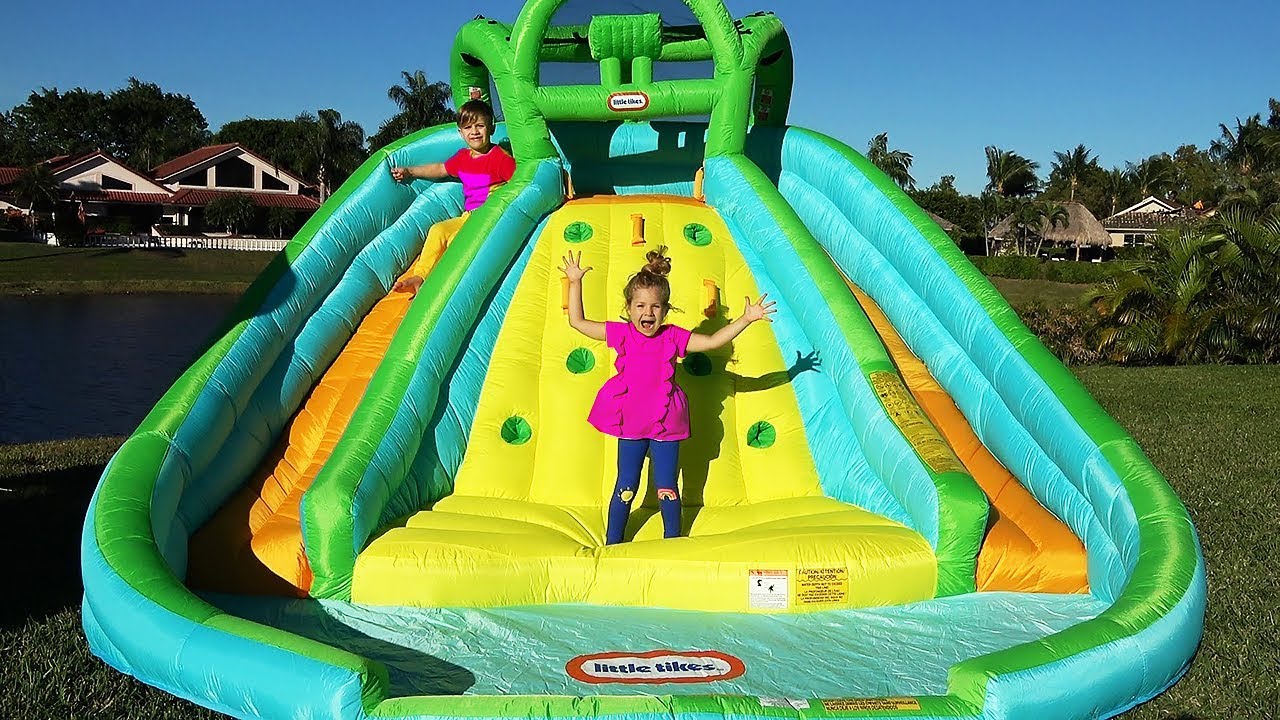 Roma-and-Diana-pretend-play-with-Giant-Trampoline-toy