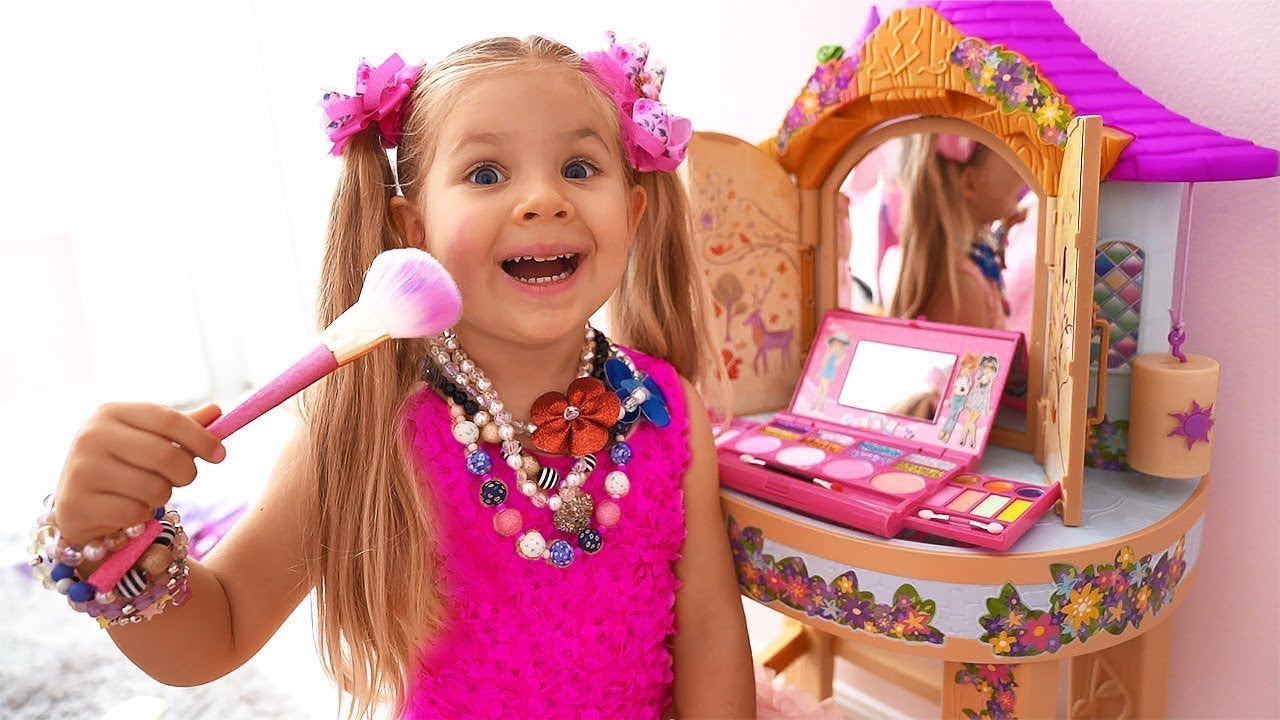 Diana-pretend-play-makeup-toys