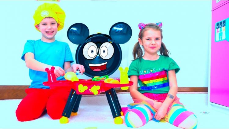 Dzhoni-Dzhoni-Da-papa-pesenka-Maks-i-Katya-igrayut-v-kafe-morozhenogo