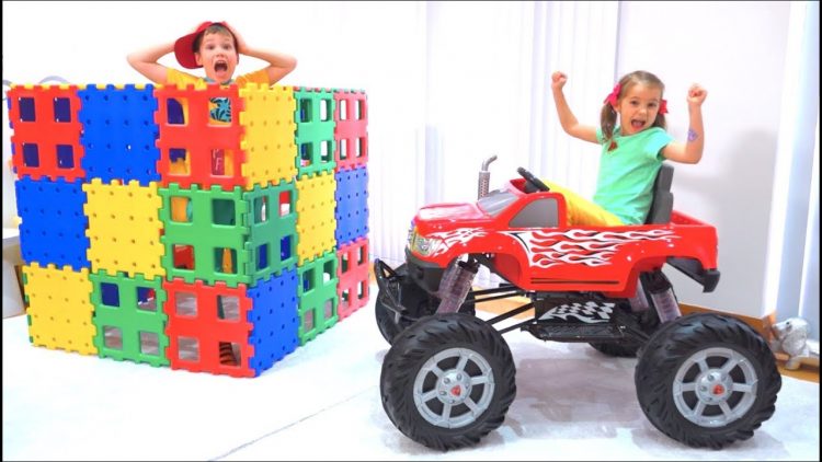 Maks-i-Katya-igrayut-s-Monster-Trak-mashinkoj