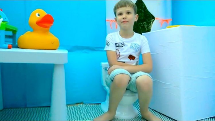 Maks-i-Katya-igrayut-s-detskimi-domikami