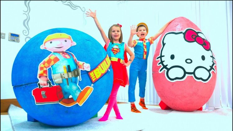 Maks-igraet-v-Bob-Stroitelya-a-Katya-v-avtobus-Helo-Kitti-i-igrushki-v-gigantskih-yajtsah