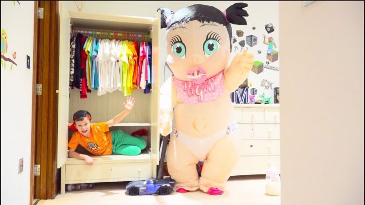 Maks-igraet-v-pryatki-s-Gigantskoj-kukloj