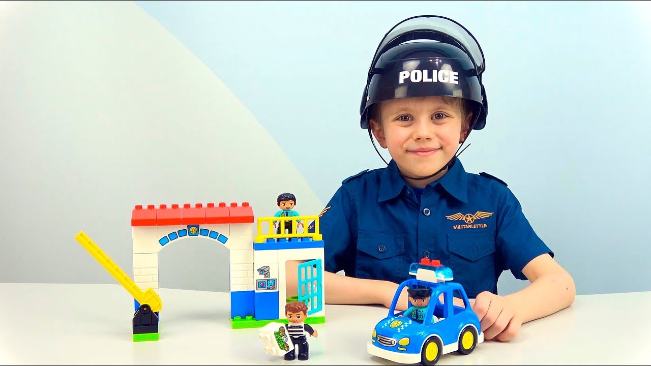 Politsejskij-uchastok-s-mashinoj-POLITSII-Lego-Duplo.-Danik-lovit-vorishku-iz-lego-kafe