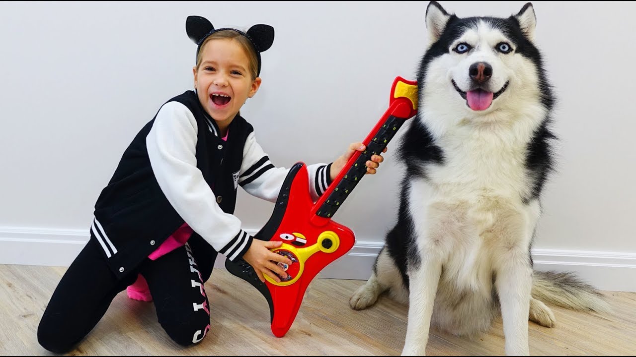 Sofiya-i-eyo-sobaka-Poyut-i-Igrayut-na-muzykalnyh-instrumentah-dlya-detej