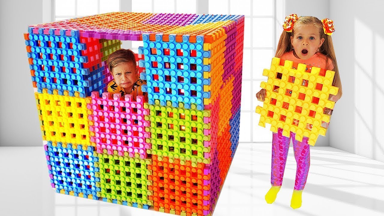 Diana-and-Roma-Playing-with-Toy-Blocks