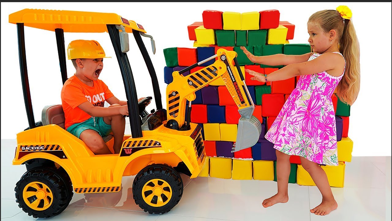 Diana-and-Roma-Playing-with-Toy-Cubes