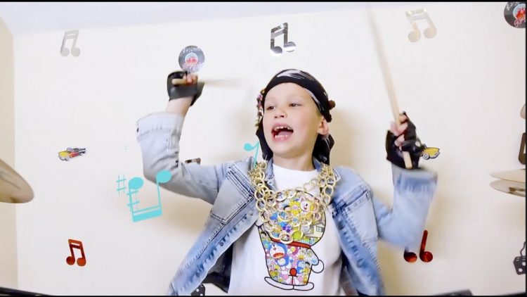 Maks-i-Katya-igrayut-na-muzykalnyh-instrumentah