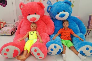 Diana-and-Roma-play-with-Giant-Teddy-bears