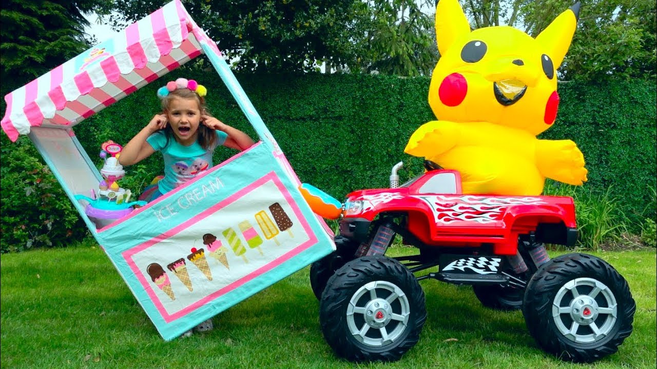 Max-pretend-play-in-Toy-car-wash-and-Ice-cream-shop