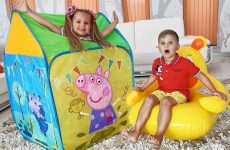 Diana-and-Roma-play-with-Peppa-Pig-toy-tent