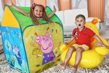 Diana-and-Roma-play-with-Peppa-Pig-toy-tent