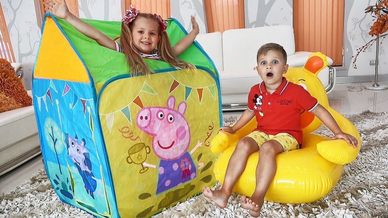 Diana-and-Roma-play-with-Peppa-Pig-toy-tent