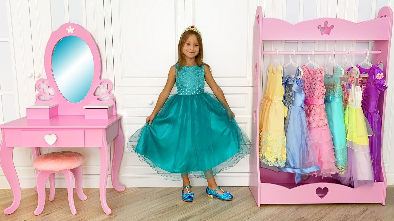 Sofia-Dresses-Up-for-Ball-and-her-new-Princess-room