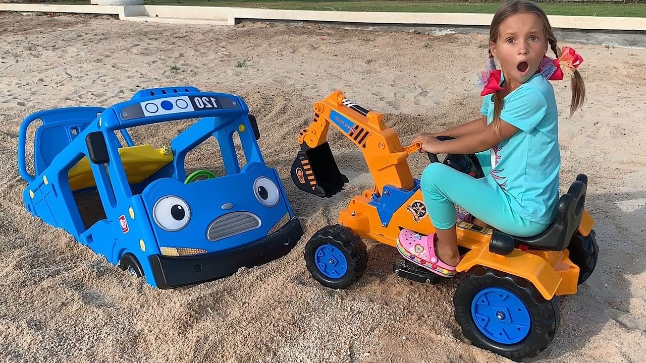 Sofia-amp-Dad-take-a-rest-on-the-sand-and-to-help-Toy-Little-Bus