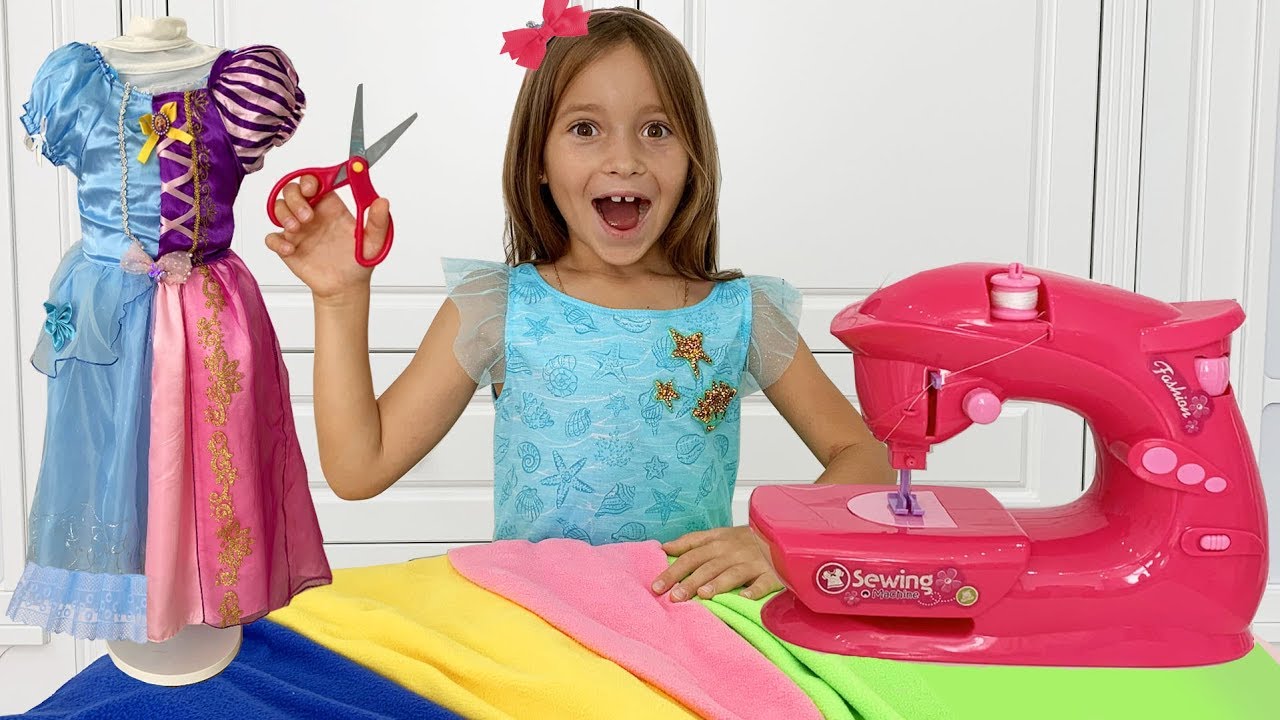 Sofiya-shet-Novoe-plate-i-sobiraetsya-na-Vecherinku-Printsess-Sofia-playing-with-Toy-Sewing-machine