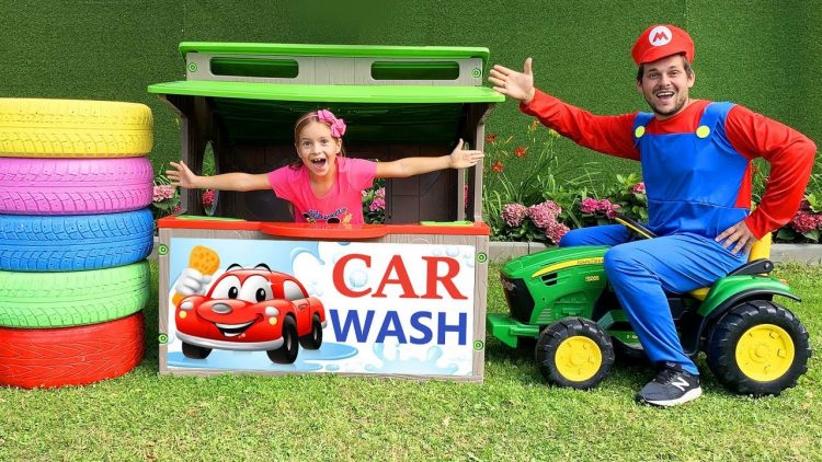 Sofiya-igraet-v-mojku-mashin-Sofia-plays-with-Car-Wash-with-Cleaning-Toys
