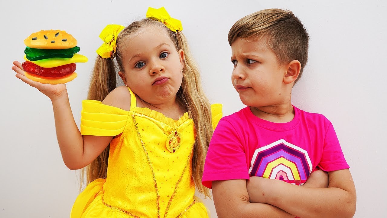 Diana-Pretend-Play-Gummy-food-vs-Real-food