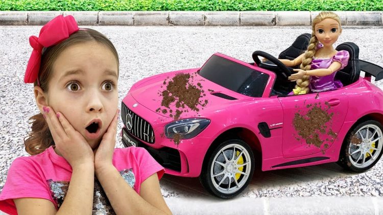 Sofiya-igraet-v-mojku-mashin-Sofia-playing-Car-Wash-with-Cleaning-Toys