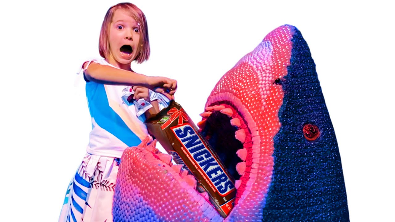 Katya-i-Maks-igrayut-v-konfetnyh-sladostyah-na-realnoj-detskoj-ploshhadke