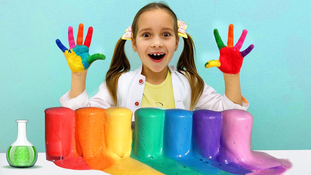 Sofiya-s-papoj-igrayut-na-ferme-i-delayut-tsvetnuyu-penu